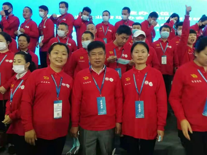 2021年，林源物業(yè)代表與參賽隊(duì)員合影
