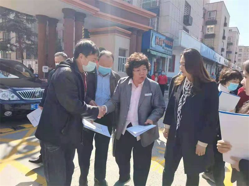 2021年，住建局劉恒磊局長(zhǎng)到金色嘉園小區(qū)調(diào)研