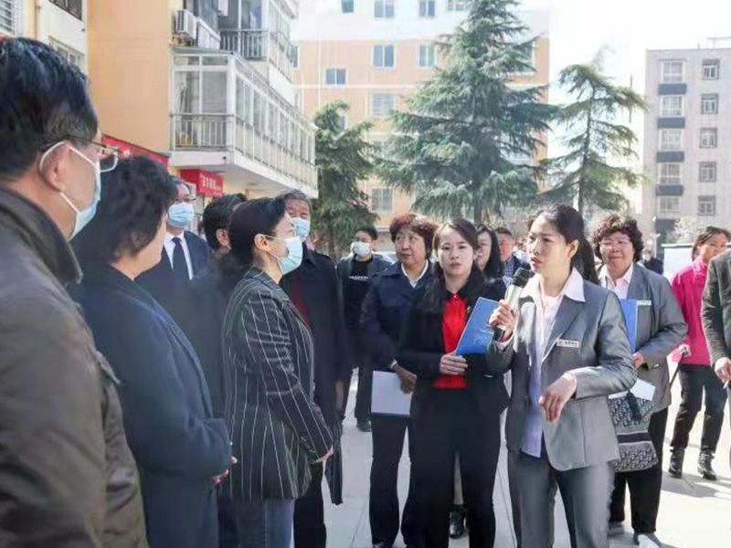2021年，市人大、政協(xié)等各級(jí)領(lǐng)導(dǎo)與金色嘉園項(xiàng)目經(jīng)理交流
